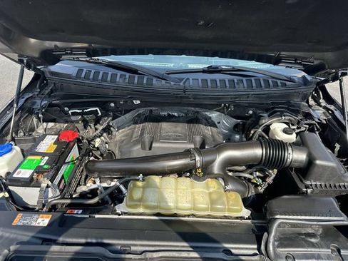 Used 2018 Ford Expedition XLT w/ Equipment Group 202A AWD/4WD image 19