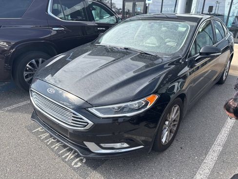 Used 2017 Ford Fusion SE image 2