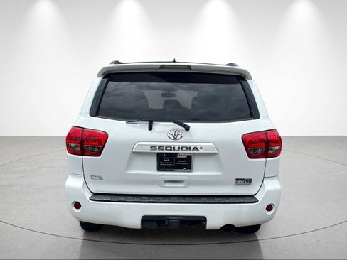 Used 2016 Toyota Sequoia SR5 RWD image 4