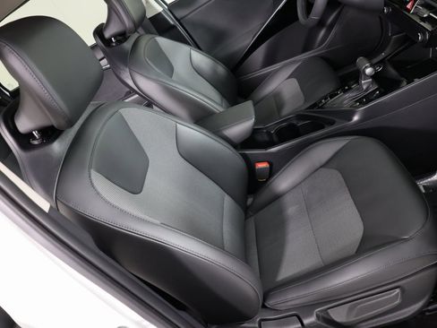 Used 2024 Kia Niro EX image 31