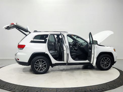 Used 2018 Jeep Grand Cherokee Limited image 16