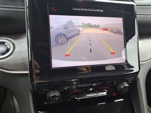 Used 2022 Jeep Grand Cherokee L Limited image 17