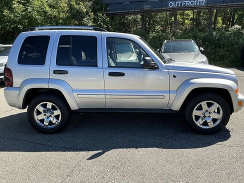 Used 2005 Jeep Liberty Limited AWD/4WD image 4