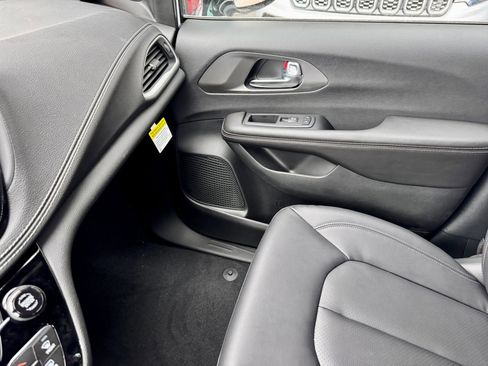 New 2026 Chrysler Pacifica Select image 16