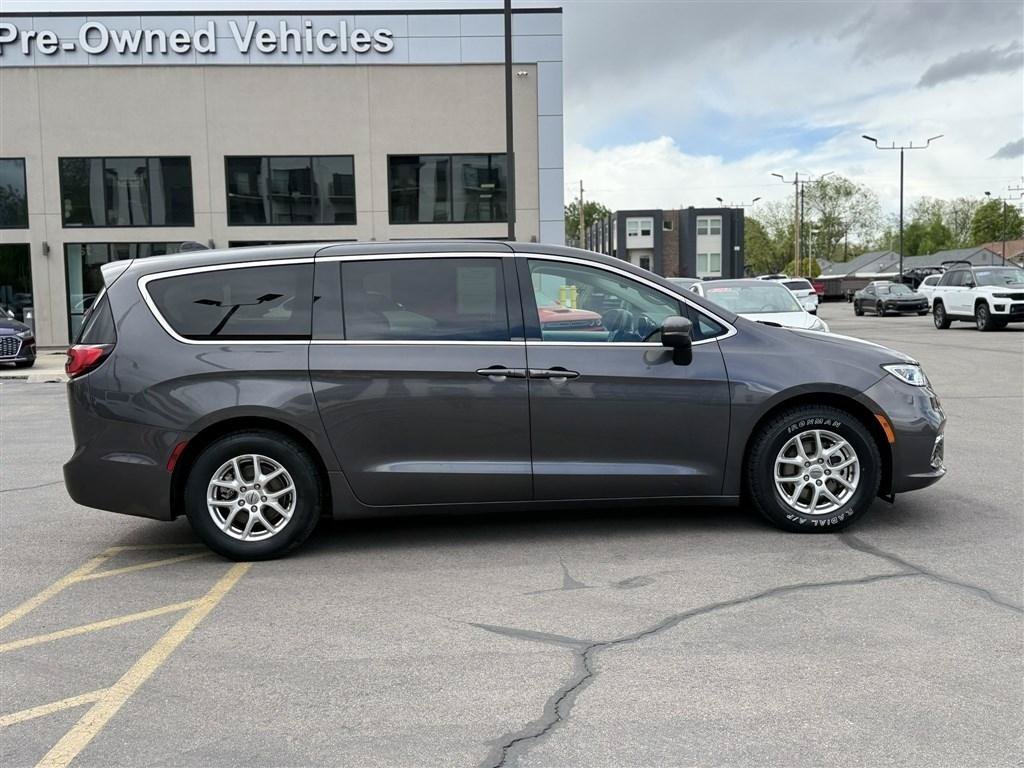 Used 2023 Chrysler Pacifica Touring-L FWD image 8