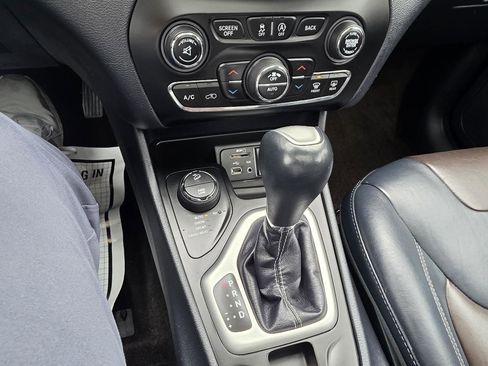 Used 2016 Jeep Cherokee Limited image 21