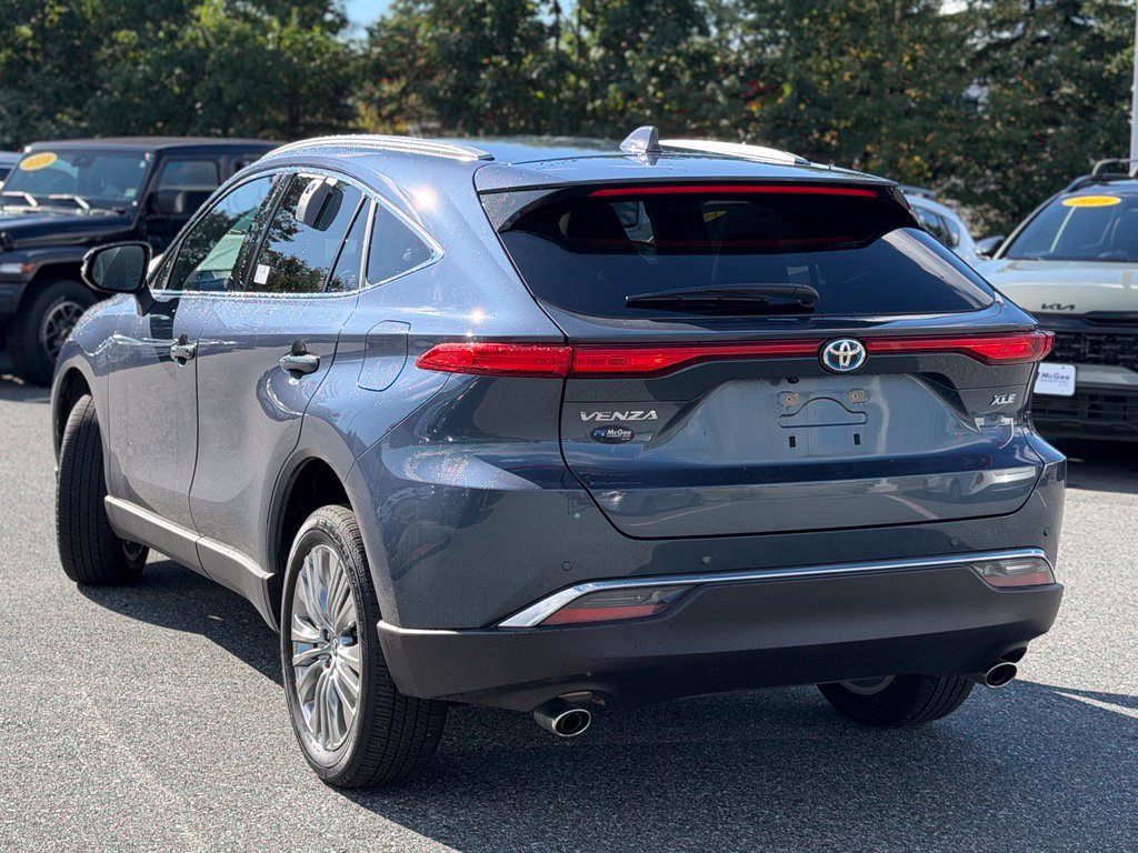 Certified 2024 Toyota Venza XLE AWD/4WD image 3