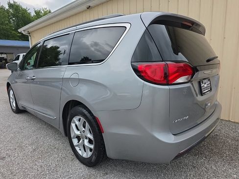 Used 2017 Chrysler Pacifica Touring-L w/ Tire & Wheel Group FWD image 9