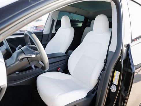 Used 2023 Tesla Model Y Performance image 5