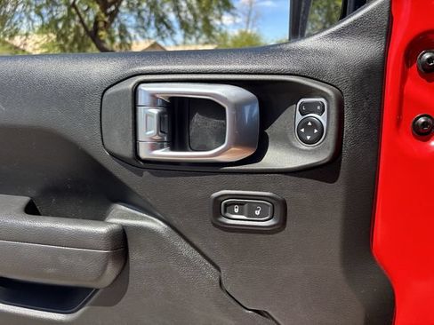 Used 2025 Jeep Wrangler Unlimited Rubicon AWD/4WD image 21
