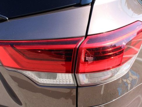 Used 2017 Toyota Highlander XLE FWD image 11