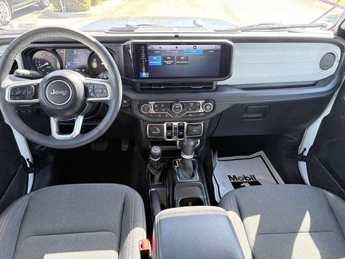 Used 2025 Jeep Wrangler Unlimited Sahara AWD/4WD image 8