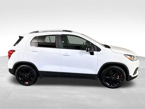 Used 2020 Chevrolet Trax LT w/ Sun & Sound Package FWD image 8