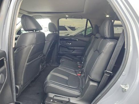 Used 2025 Honda Pilot Touring image 9