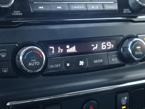 Used 2021 Nissan Titan SV w/ SV Convenience Package image 87