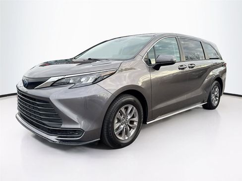 Used 2024 Toyota Sienna LE image 3