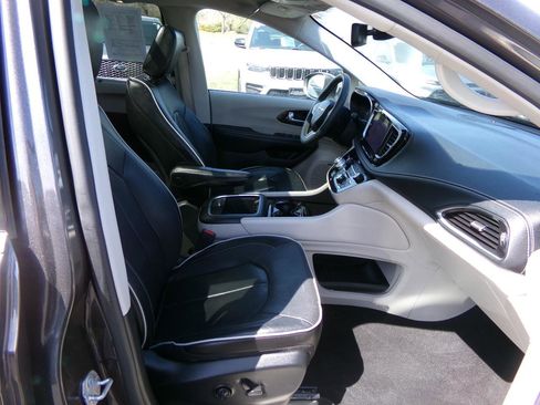 Used 2022 Chrysler Pacifica Limited FWD image 56