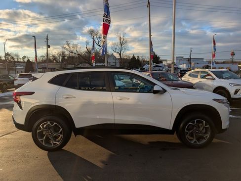 Used 2024 Chevrolet Trax LT w/ Driver Confidence Package image 6
