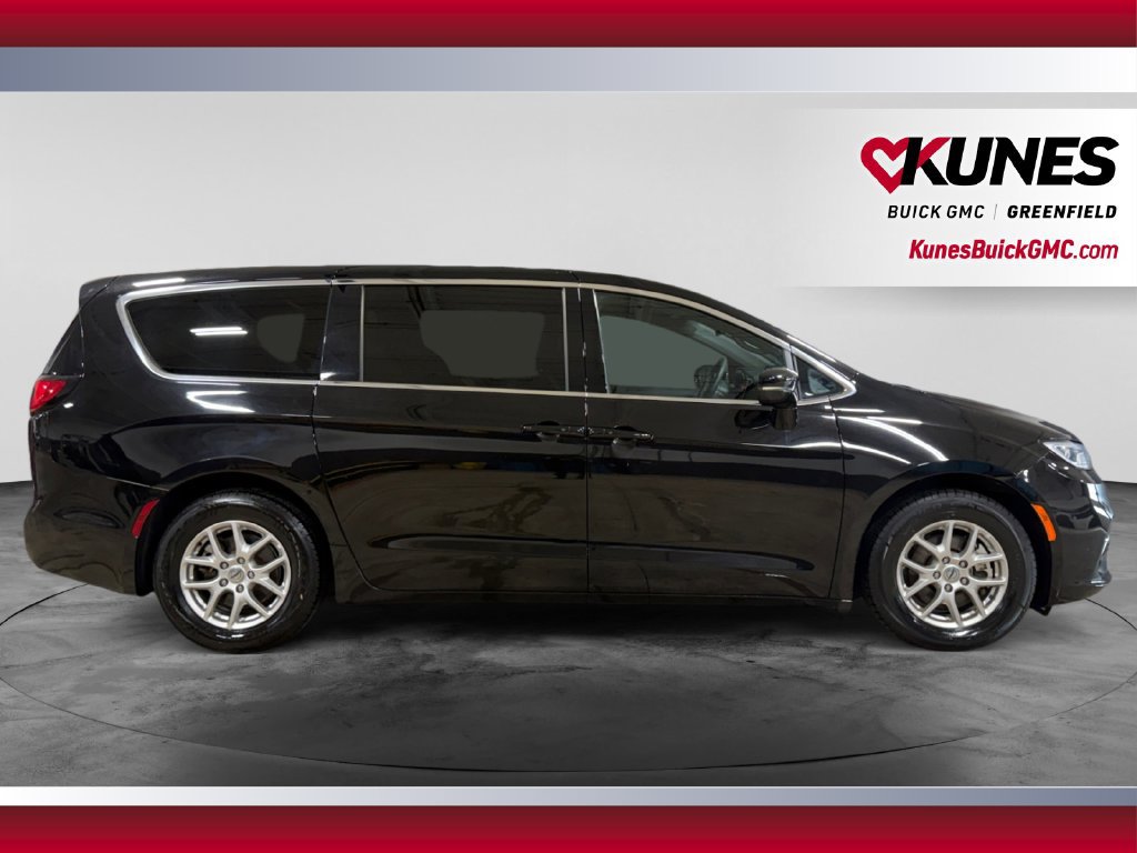 Used 2025 Chrysler Pacifica Select FWD image 12