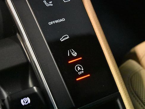 Certified 2025 Porsche Macan AWD/4WD image 17
