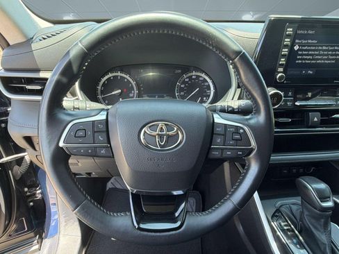 Used 2021 Toyota Highlander XLE FWD image 11