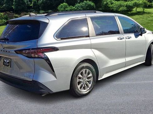 Used 2024 Toyota Sienna XLE image 8
