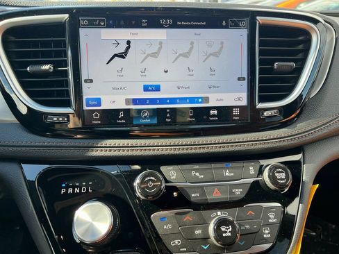 New 2026 Chrysler Pacifica Pinnacle FWD image 25