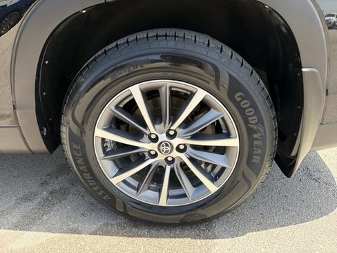 Used 2019 Toyota Highlander XLE AWD/4WD image 31