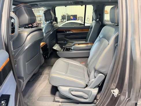 Used 2022 Jeep Grand Wagoneer Series II w/ Convenience Group III AWD/4WD image 16