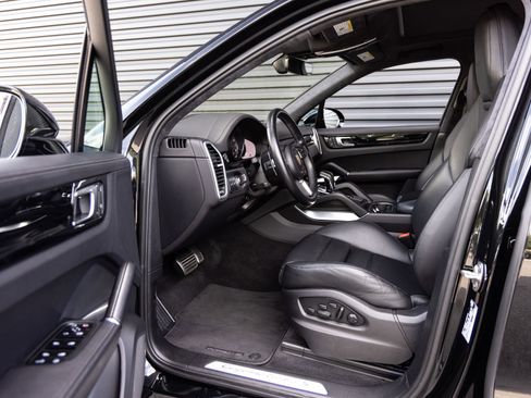 Certified 2023 Porsche Cayenne Turbo S AWD/4WD image 23