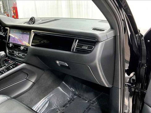 Used 2024 Porsche Macan image 28