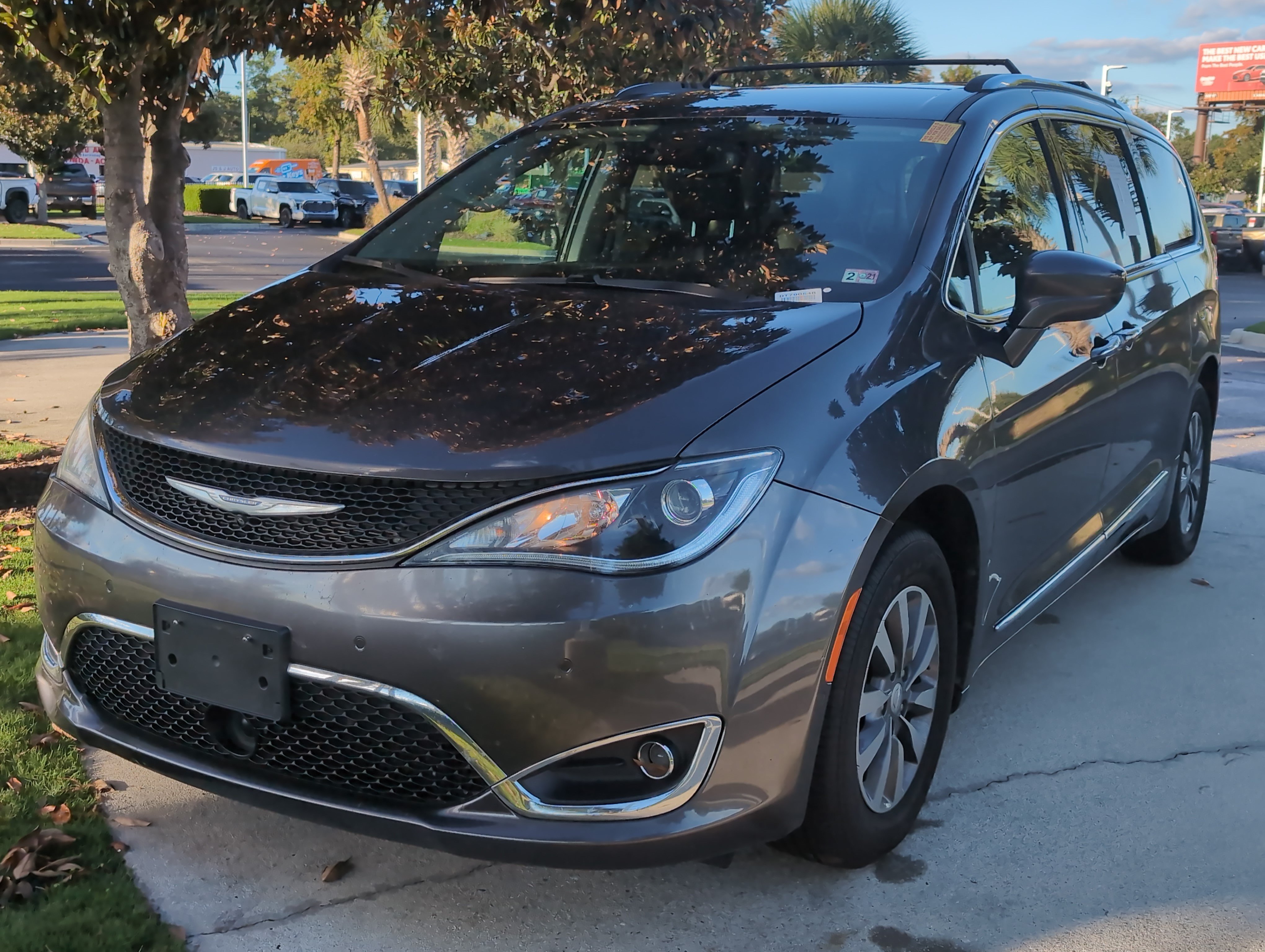 Used 2020 Chrysler Pacifica Touring-L Plus w/ Advanced Safetytec Group FWD image 5