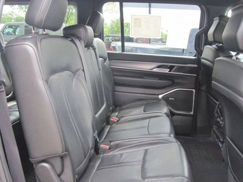 Certified 2025 Jeep Wagoneer 4WD w/ Premium Group I image 10