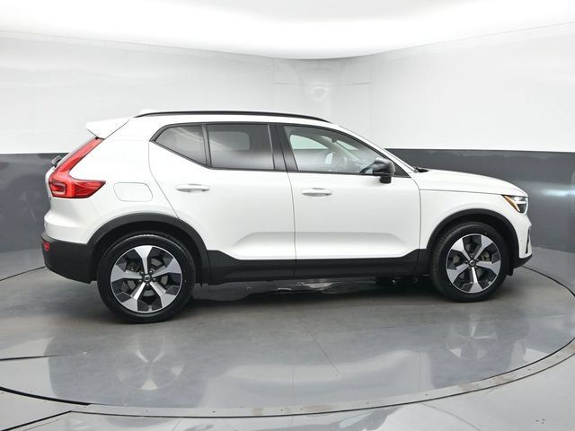 Used 2023 Volvo XC40 B5 Plus w/ Protection Package Premier AWD/4WD image 9