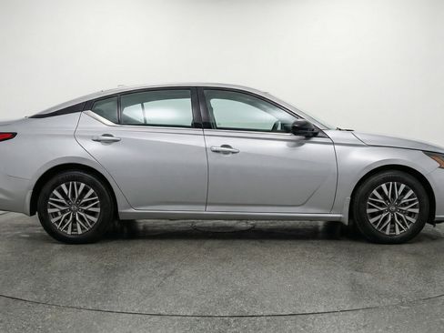 Used 2025 Nissan Altima 2.5 SV image 11