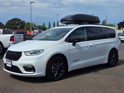 New 2025 Chrysler Pacifica Select