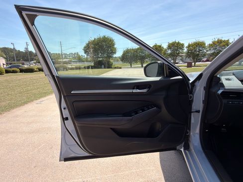 Used 2024 Nissan Altima 2.5 SR image 9