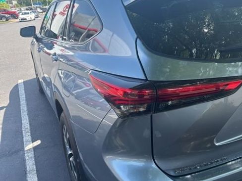 Used 2020 Toyota Highlander XLE AWD/4WD image 7