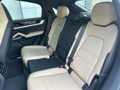 Certified 2025 Porsche Cayenne E-Hybrid Coupe AWD/4WD image 34