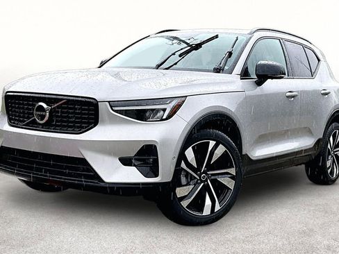 Certified 2025 Volvo XC40 B5 Plus AWD/4WD image 14