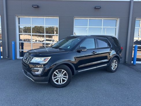 Used 2017 Ford Explorer XLT w/ Equipment Group 202A image 1
