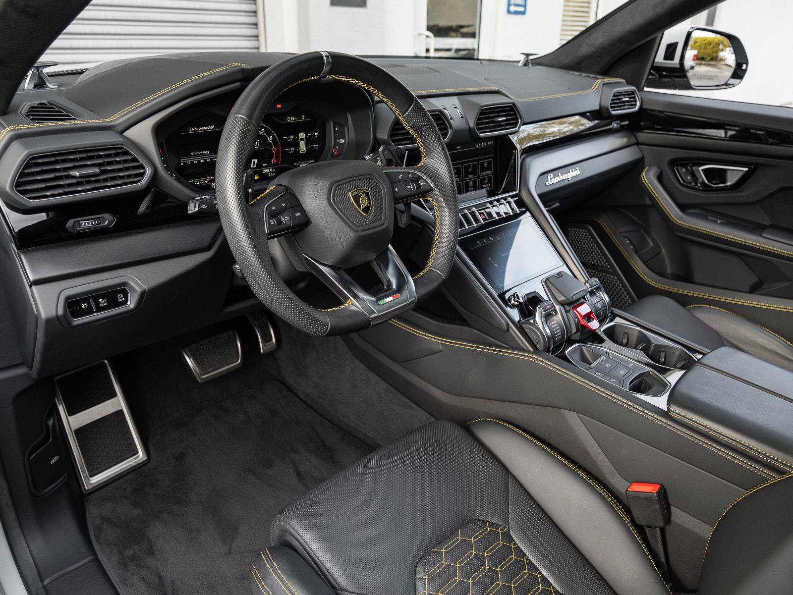 Used 2022 Lamborghini Urus AWD/4WD image 12
