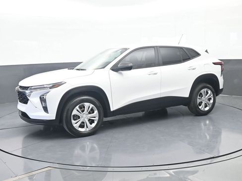 Used 2024 Chevrolet Trax LS FWD image 2