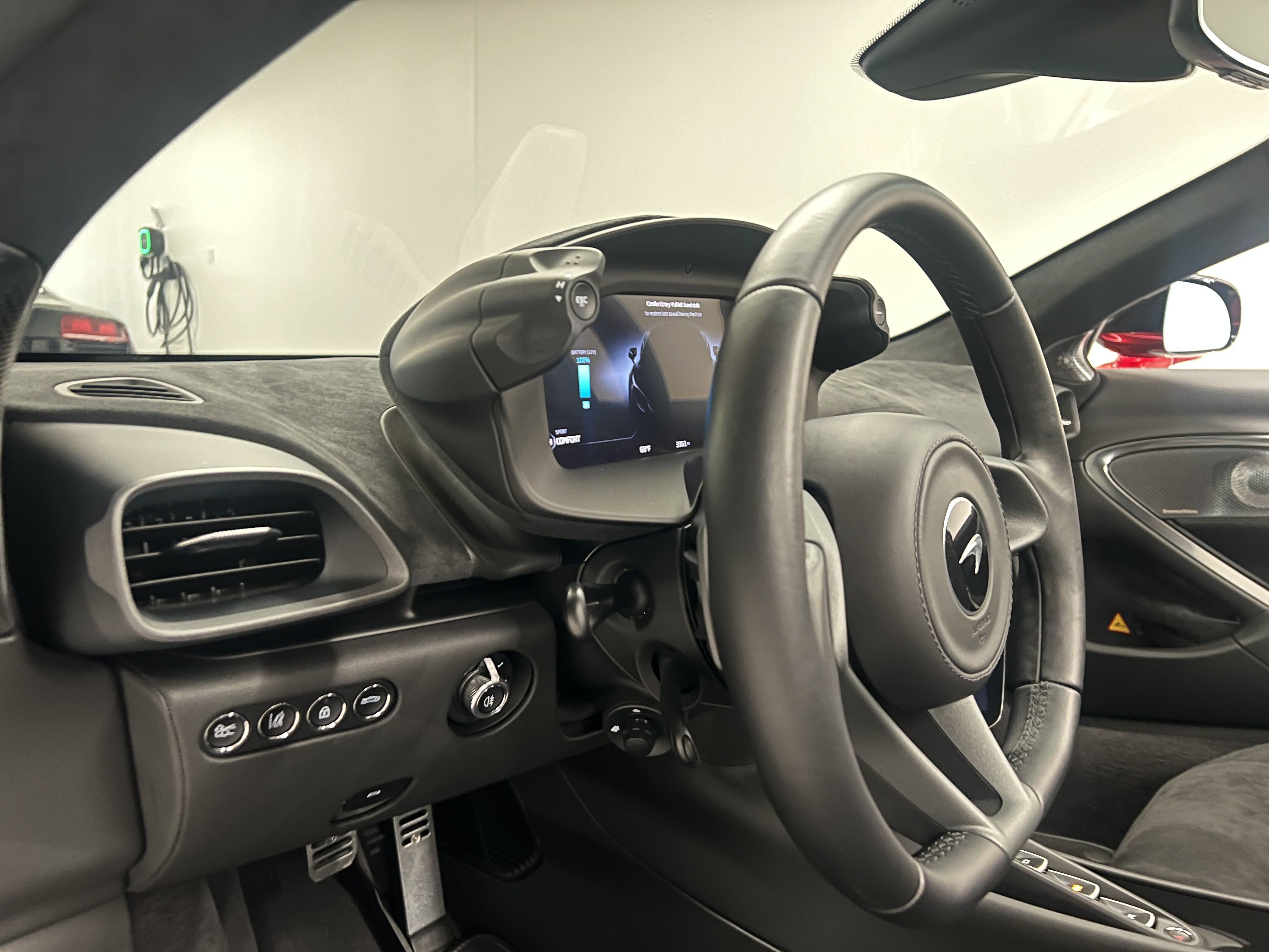 Used 2025 McLaren Artura Spider RWD image 18