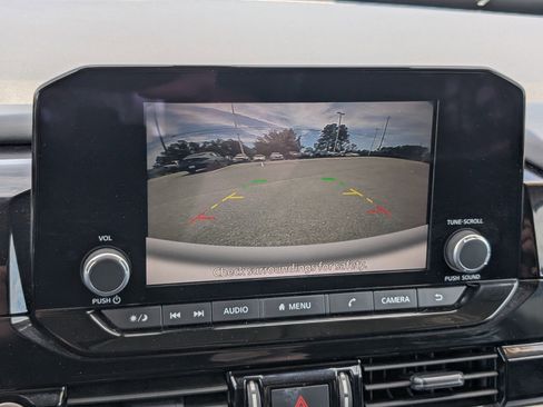 Used 2024 Nissan Pathfinder SV FWD image 18