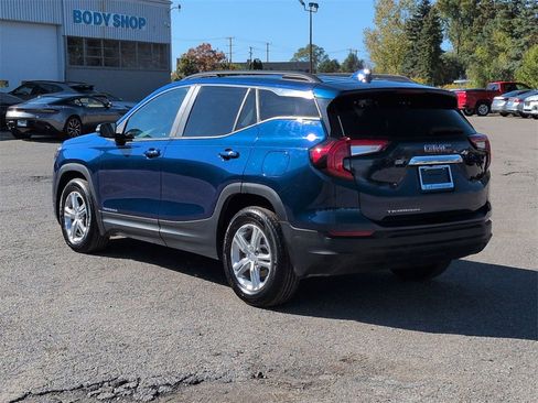 Used 2023 GMC Terrain SLE w/ Driver Convenience Package image 6