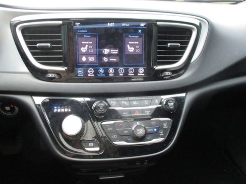 Used 2020 Chrysler Pacifica Touring-L Plus w/ Advanced Safetytec Group FWD image 11