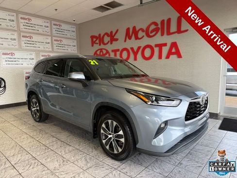 Used 2021 Toyota Highlander XLE AWD/4WD image 1