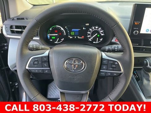 Used 2025 Toyota Sienna XLE image 18