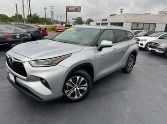 Used 2021 Toyota Highlander XLE AWD/4WD video 1